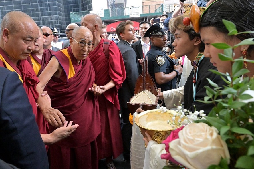 Dalai Lama diz que está em bom estado de saúde após cirurgia nos Estados Unidos