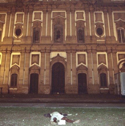 Na madrugada de 23 de julho de 1993, policiais militares atiraram em pessoas que dormiam em frente à Igreja da Candelária, no Centro do Rio. Seis menores e dois adultos morreram. Na foto, o corpo de um adolescente — Foto: Antonio Nery