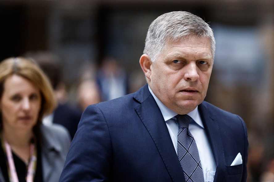 O primeiro-ministro da Eslováquia, Robert Fico, caminha durante a cúpula do Conselho Europeu na sede da UE em Bruxelas