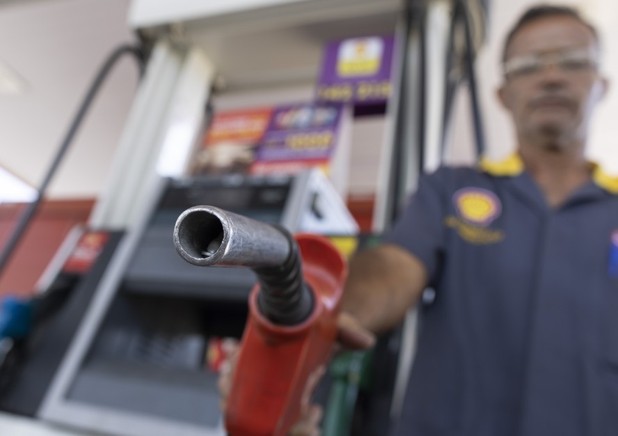 A partir desta quarta-feira, o preço da gasolina nas refinarias passa de R$ 3,18 para R$ 2,78 por litro, representando uma queda de 12,57%