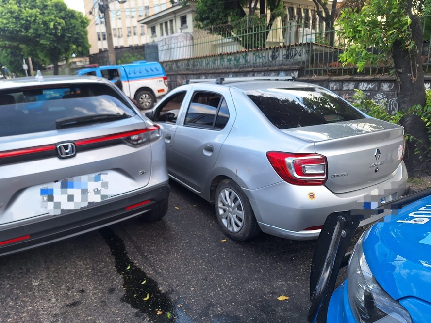 Avenida Brasil: carros foram alvejados por suspeitos durante perseguição policial