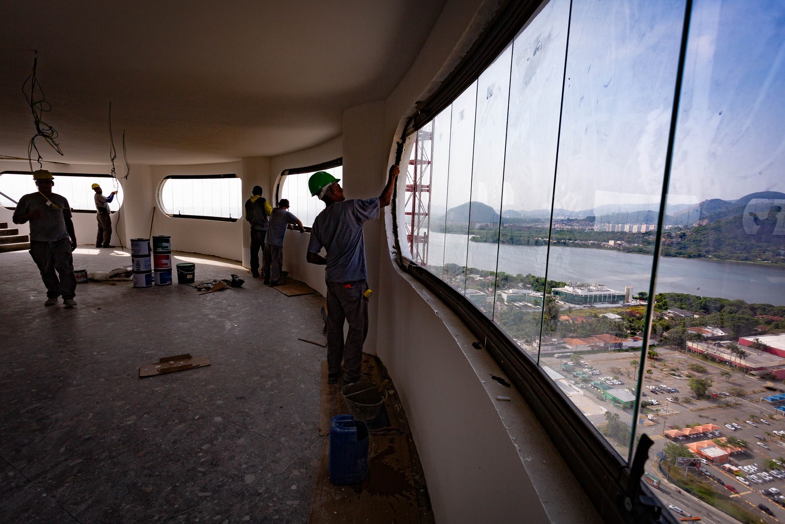 A Torre H foi rebatizada como Niemeyer 360º e será um residencial com 448 apartamentos do tipo estúdio— Foto: Roberto Moreyra / Agência O Globo