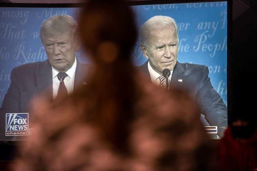 essoas se reúnem em Lititz, Pensilvânia, para assistir ao primeiro debate entre o então presidente Donald Trump e o ex-vice-presidente Joe Biden em 29 de setembro de 2020.