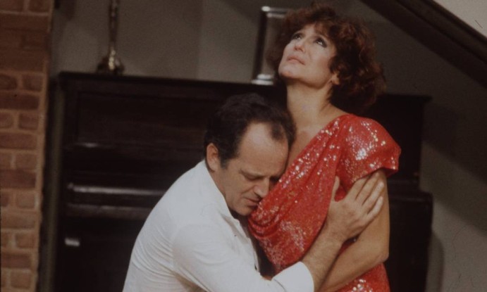 Susana Vieira em cena da novela 'Cambalacho' (1986), com o ator Cláudio Marzo, com quem também protagonizou 'Bambolê' (1987)