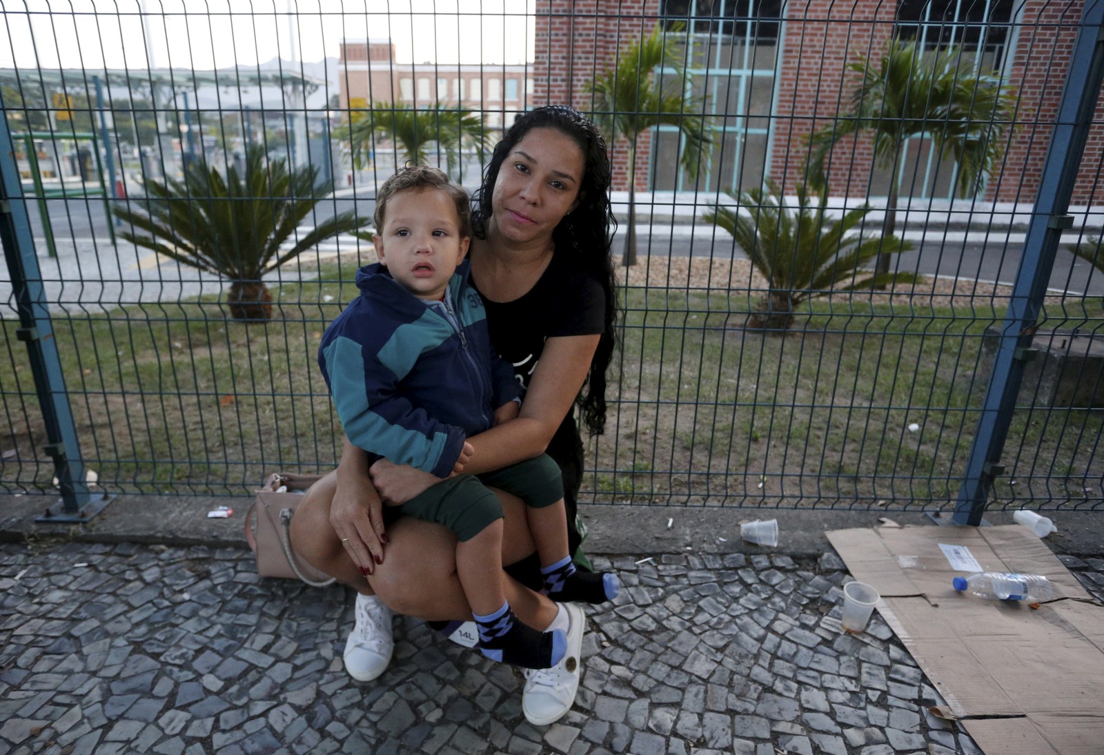 Laziania Batista  dormiu na calçada com criança pequena para garantir atendimento  — Foto: Fabiano Rocha / Agência O Globo