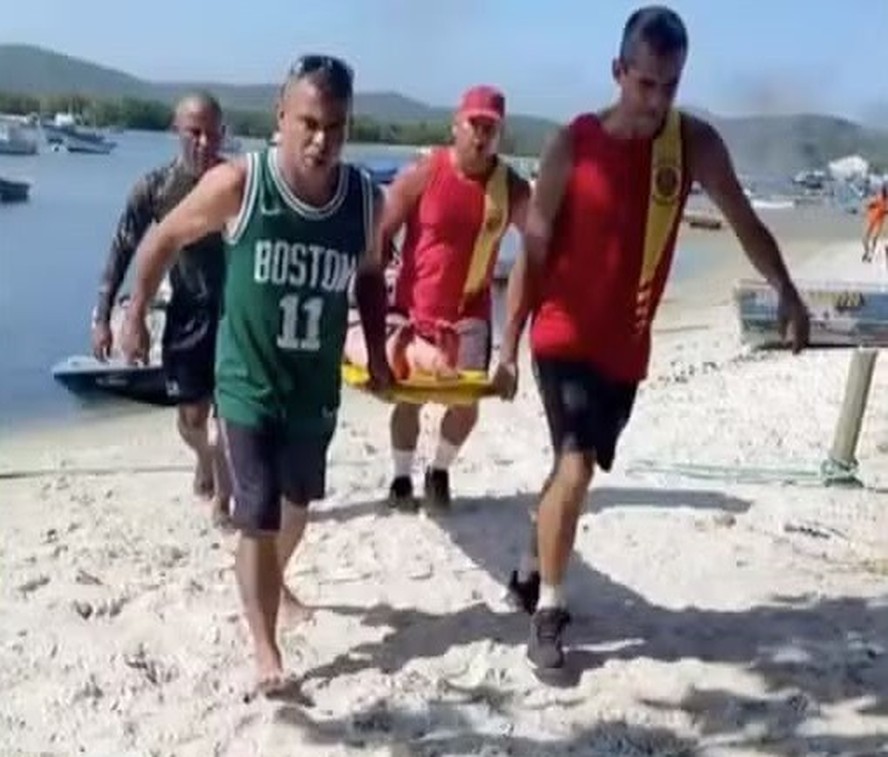 Momento em que bombeiros retiravam as vítimas da água