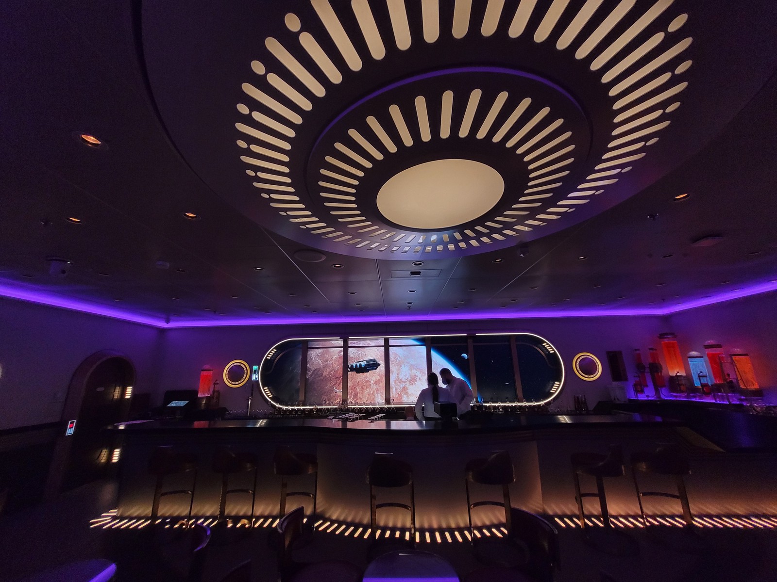 Já o bar Star Wars: Hyperspace Lounge, uma novidade do Disney Wish, parece estar numa nave de 'Guerra nas estrelas'
