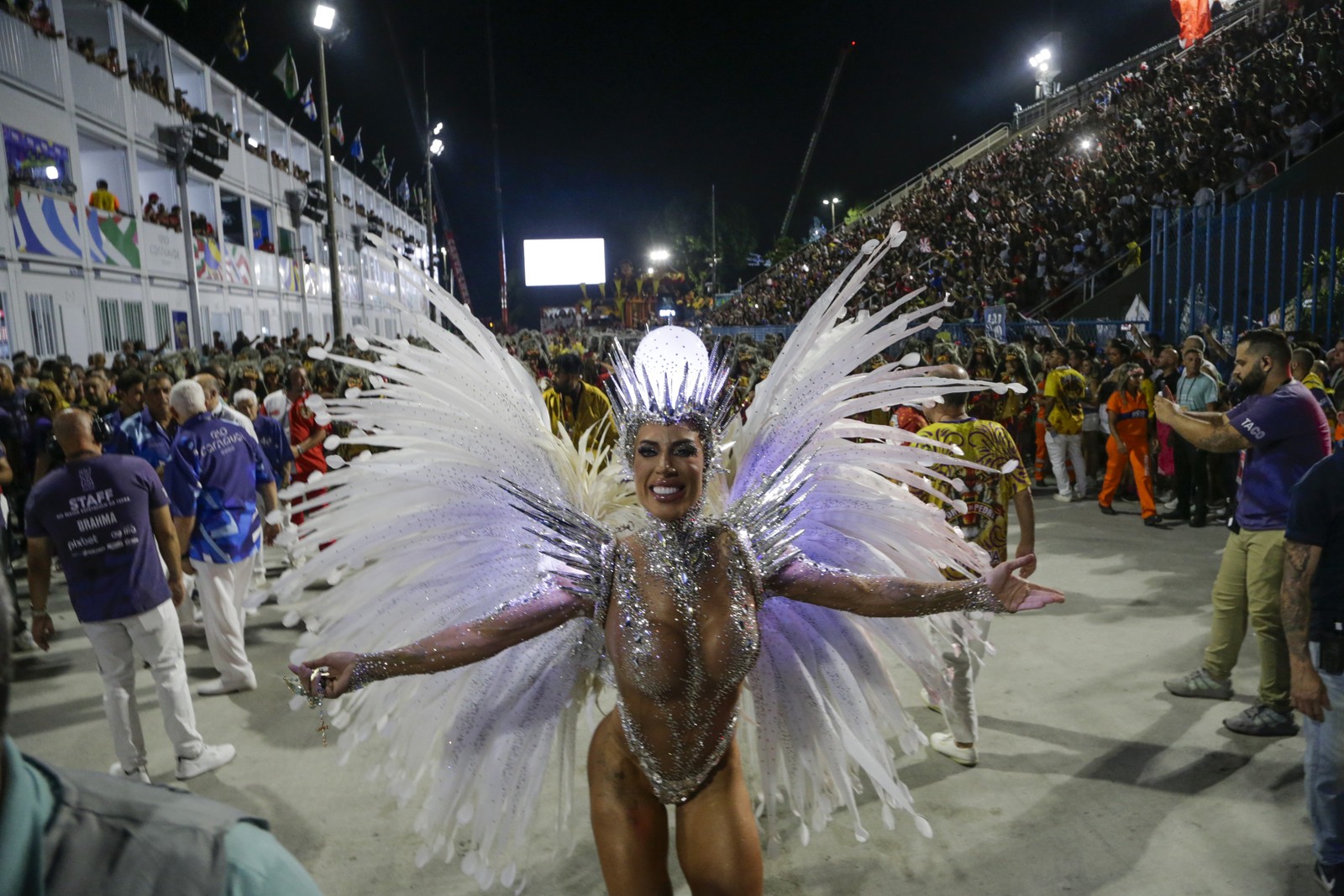 A rainha de bateria da Porto da Pedra, Tati Minerato — Foto: Domingos Peixoto