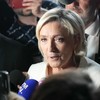 Marine Le Pen conversa com repórteres após anúncio dos primeiros resultados das eleições francesas - Dimitar Dilkoff/AFP