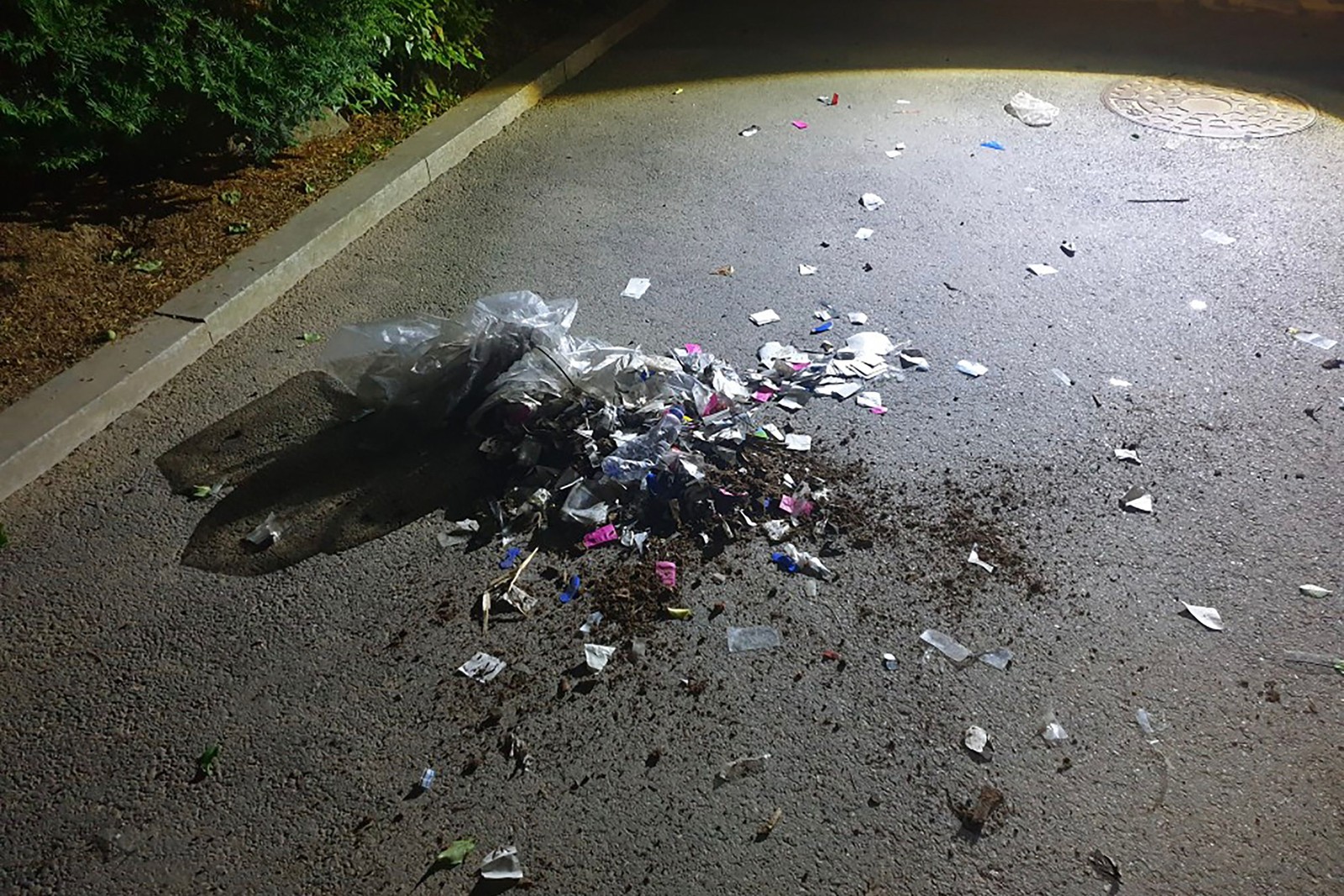 Lixo e fezes caem de balões norte-coreanos sobre as ruas em rua em Seul — Foto: Ministério da Defesa da Coreia do Sul / AFP