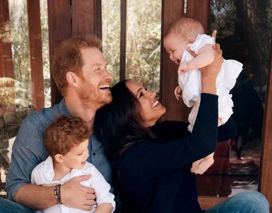 Príncipe Harry e Meghan Markle com os filhos Archie e Lilibet