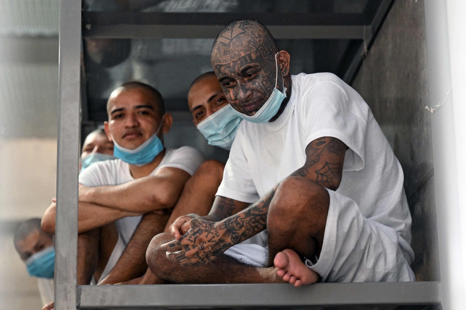 Detentos no maior centro penitenciário da América, situado em El Salvador — Foto: Marvin RECINOS / AFP