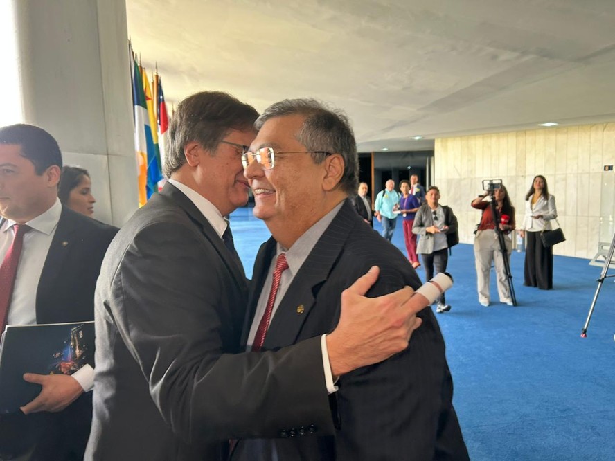 O subprocurador Paulo Gonet se encontra com o ministro Flávio Dino no salão azul do Senado