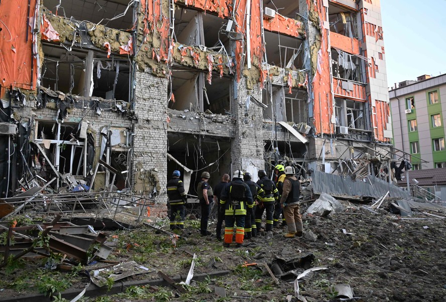Bombeiros inspecionam prédio atingido por foguete russo em Kharkiv