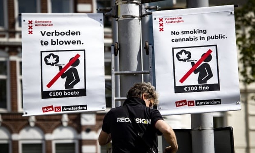Cartazes de proibição ao consumo de maconha nas ruas de Amsterdam