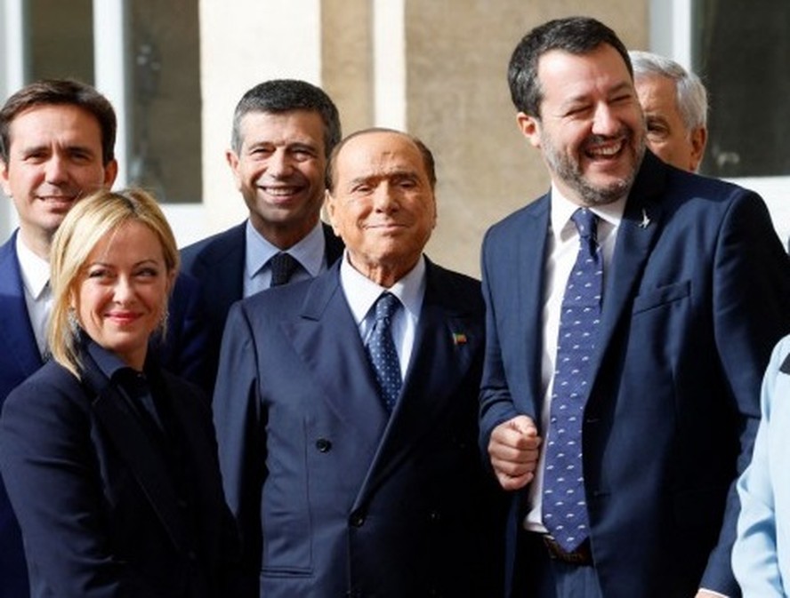 Líder do Irmãos da Itália, Giorgia Meloni, ao lado de seus parceiros de coalizão Silvio Berlusconi (centro) e Matteo Salvini