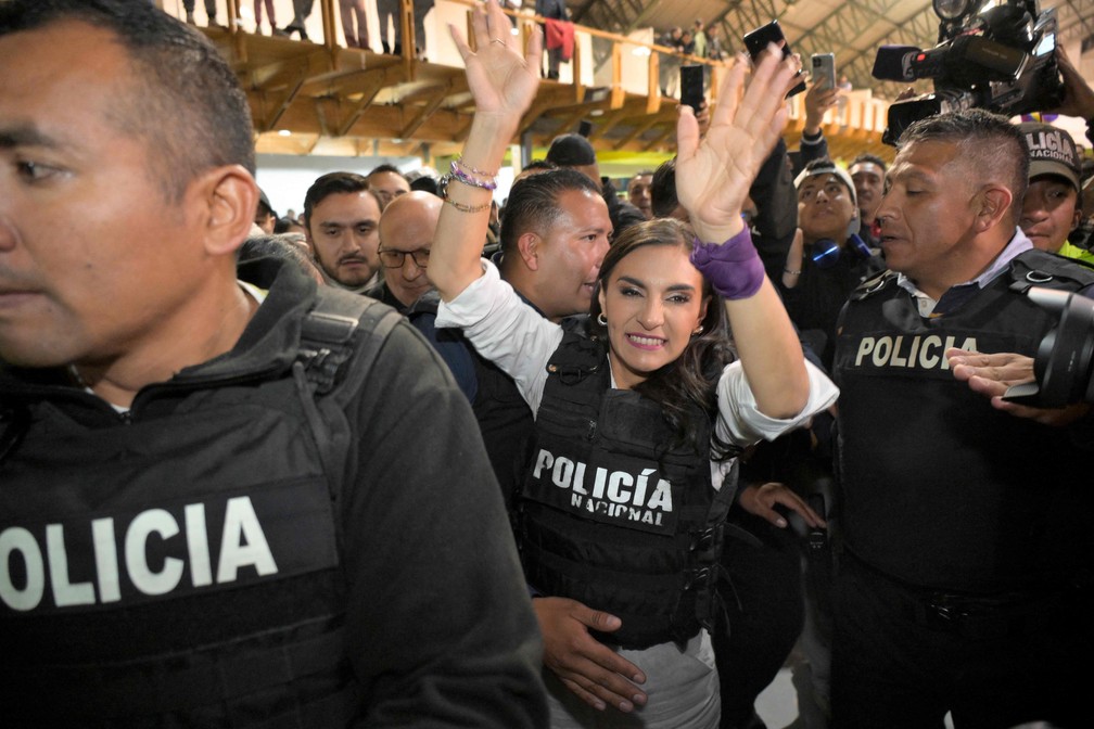 Sob forte esquema de segurança, a candidata a vice-presidente do Equador pelo Partido da Ação Democrática Nacional, Veronica Abad, cumprimenta apoiadores em Quito, Equador. — Foto: Rodrigo BUENDIA/AFP