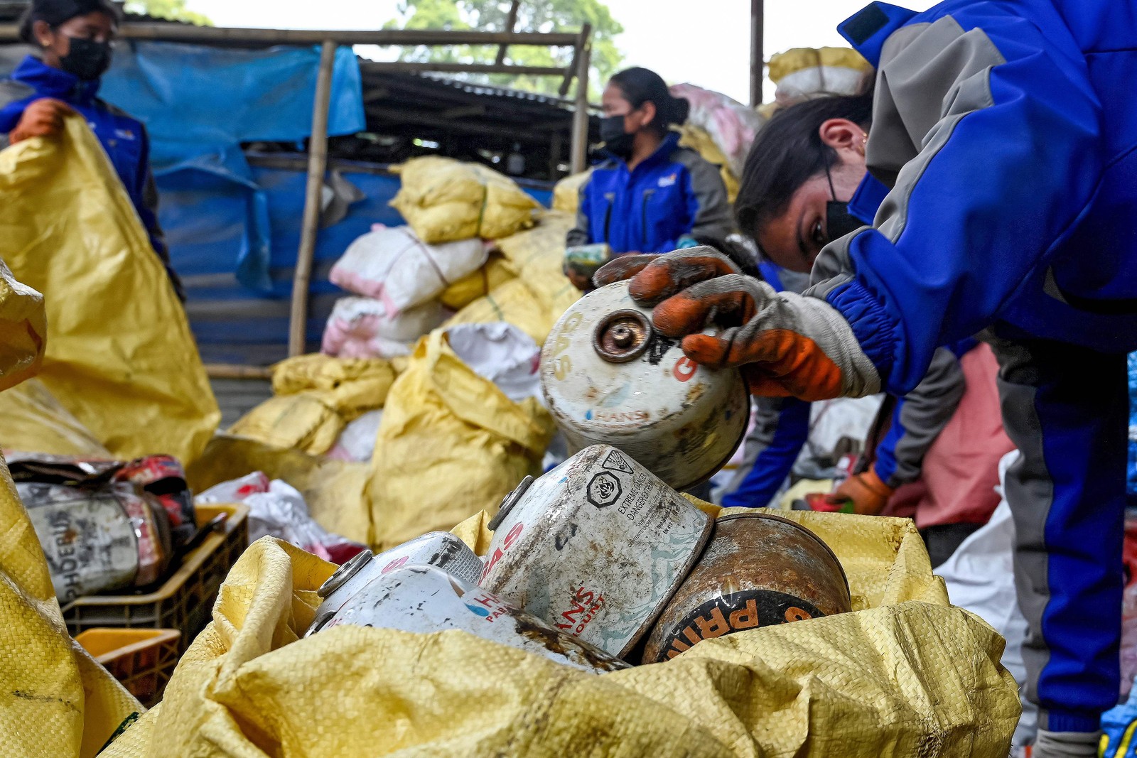 Expedições estão sob pressão para remover os resíduos que criam, mas o lixo histórico permanece — Foto: Prakash Mathema/AFP