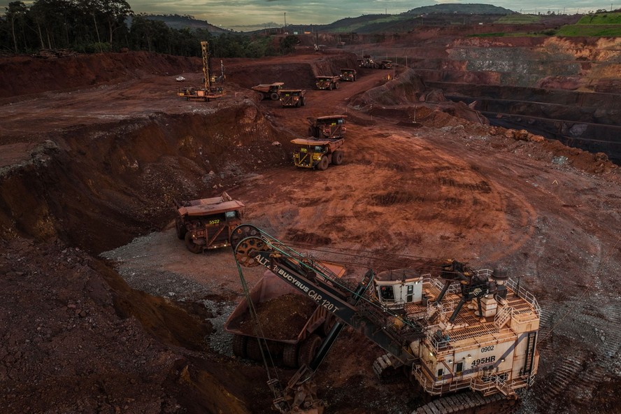 Caminhões se movimentam em mina de minério de ferro da Vale em Parauapebas, no Pará: companhia pode ter comando trocado em abril
