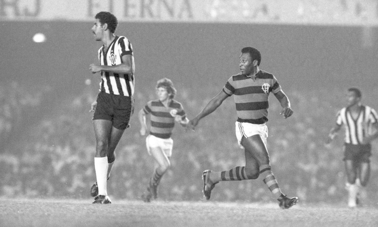 Pelé, que atuou profissionalmente apenas por dois clubes – Santos e Cosmos (Nova Iorque, Estados Unidos), vestiu a camisa do Flamengo em jogo beneficente, reforçando o time de Zico Foto:  — Foto: Sebastião Marinho / Agência O Globo