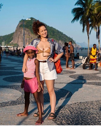 Leandra leal e sua filha Júlia curtem o dia de sol na praia do Rio de Janeiro