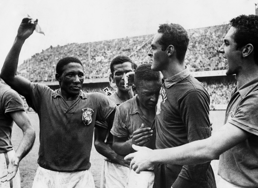 Pelé chora, abraçado a Gilmar, após a goleada sobre a Suécia por 5 a 2 na decisão da Copa de 1958 — Foto: Keystone-France/Gamma Rapho via Getty Images