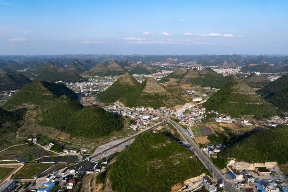 Região montanhosa tem vários exemplos de "pirâmides naturais" — Foto: Reprodução