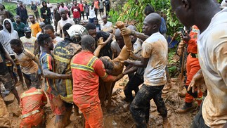 Equipes de resgate procuram sobreviventes em área de desabamentos no distrito de Attecoube após fortes chuvas em Abidjã, na Costa do Marfim  — Foto: ISSOUF SANOGO / AFP