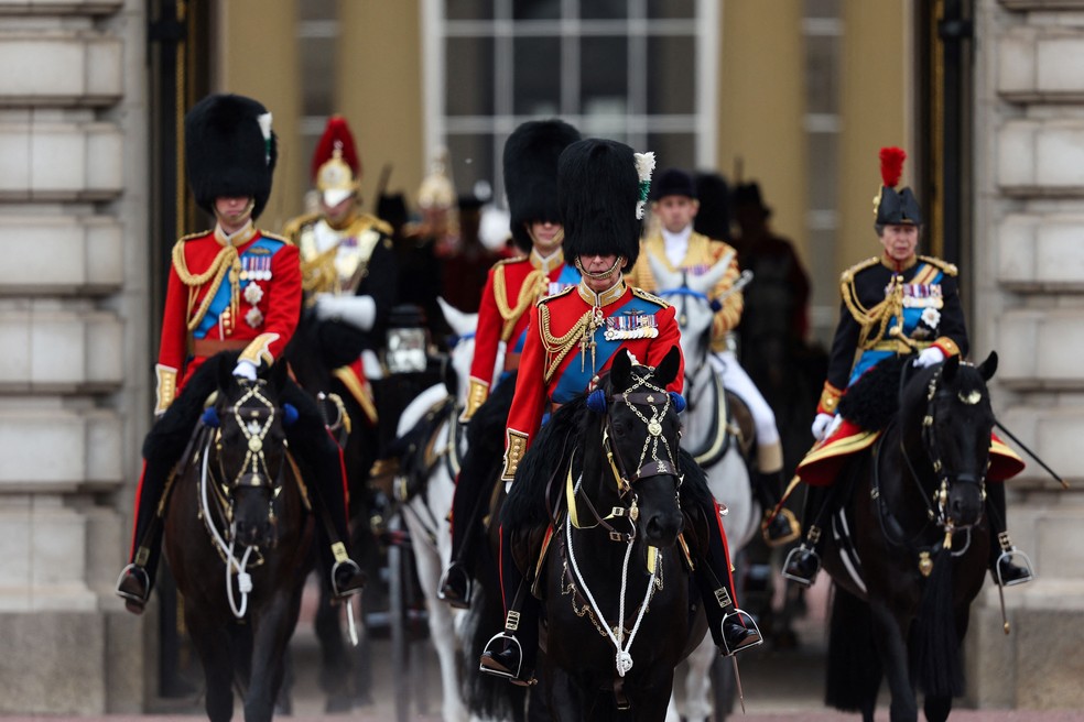 Tropas inglesas desfilam durante 'Trooping the Colour', em celebração ao aniversário do Rei Charles no Palácio de Buckingham — Foto: Adrian DENNIS / AFP