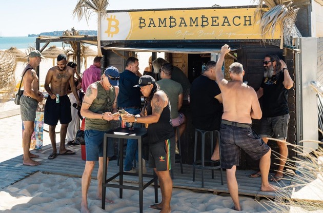 Uma tarde movimentada no bar Bam Bam, na ' Beach Bitcoin', paria em Lagos, Portugal,