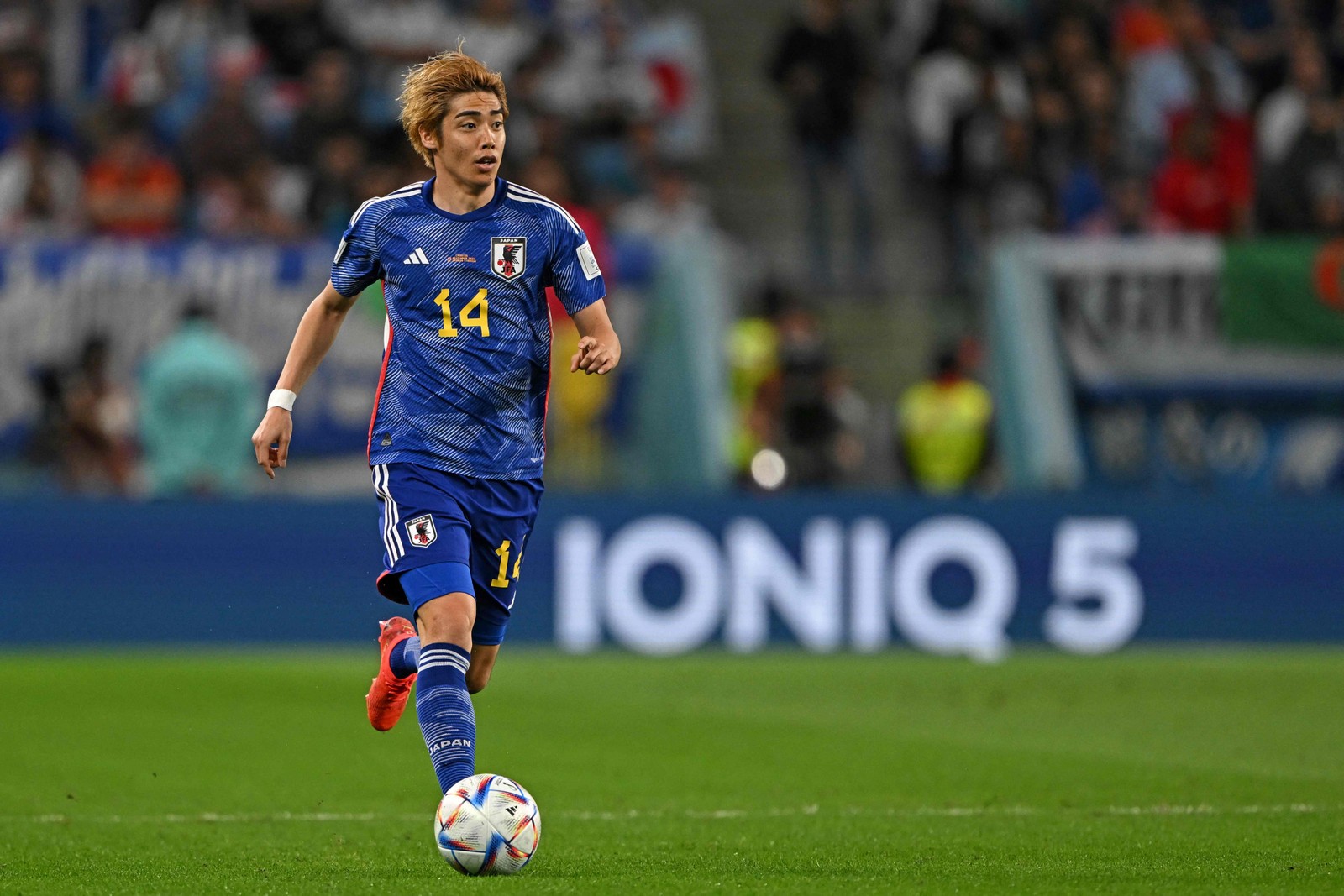 Meia do Japão, Junya Ito, conduz a bola durante partida contra Croácia — Foto: OZAN KOSE/AFP