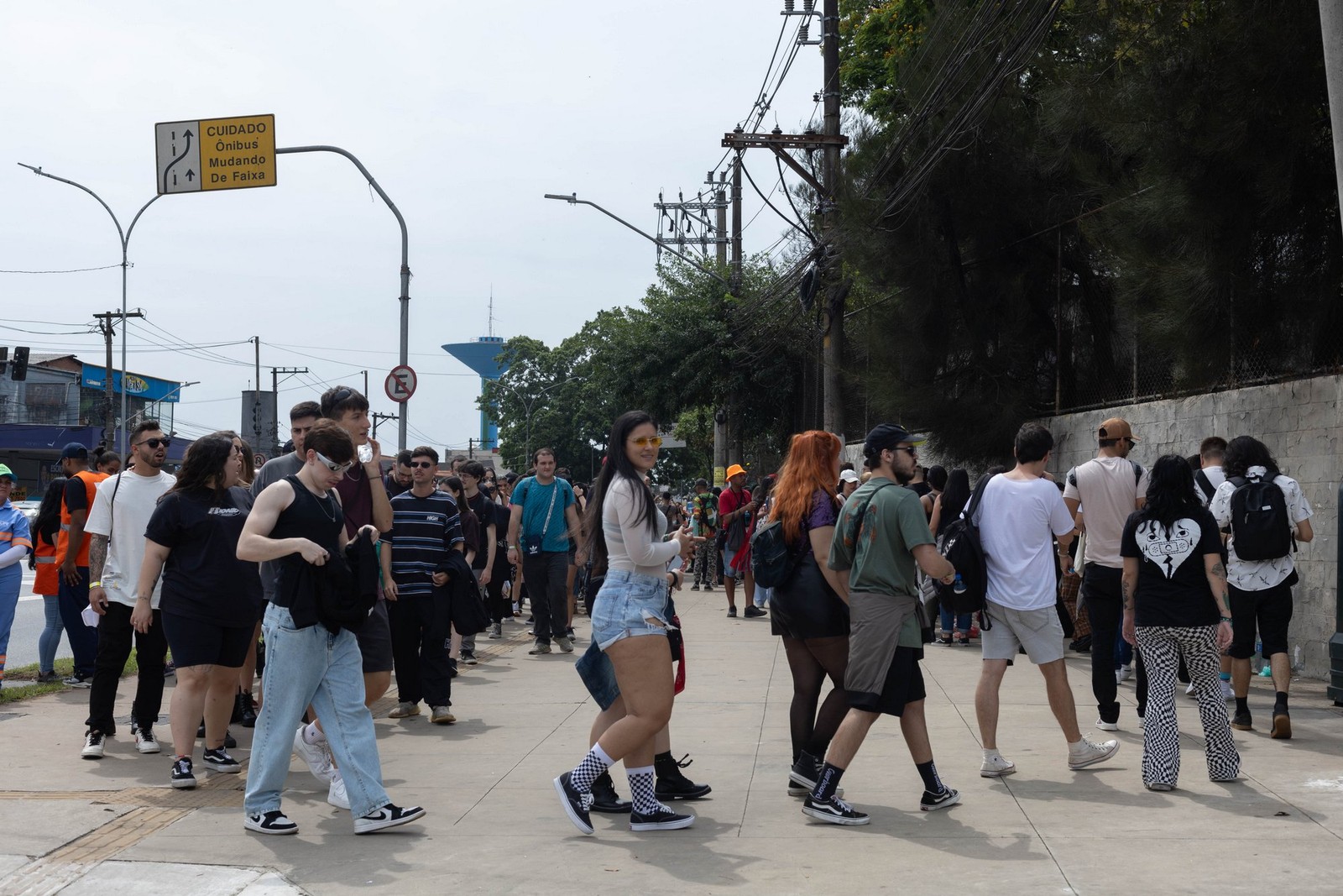 Primeiro dia do The Town: fila de fãs para entrar no Autódromo de Interlagos. — Foto: Maria Isabel Oliveira/Agência O Globo