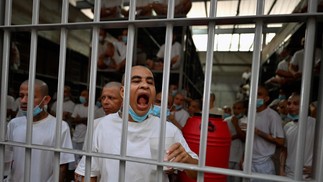 Detentos no maior centro penitenciário da América, situado em El Salvador — Foto: Marvin RECINOS / AFP