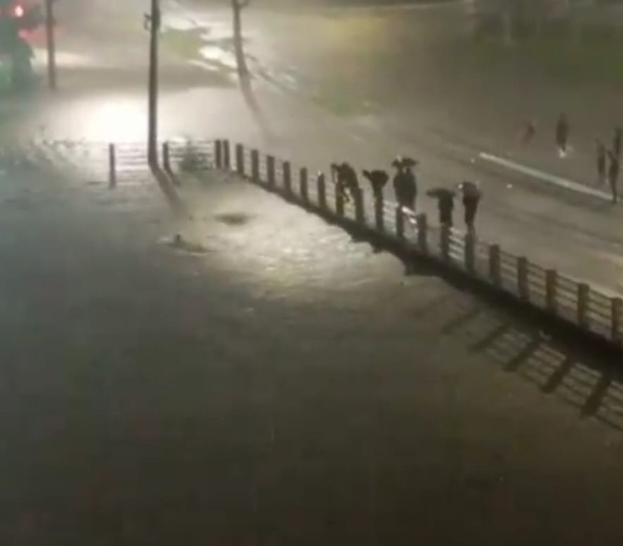Pessoas se arriscam tentando cruzar o Rio Acari que transbordou — Foto: Divulgação/Redes Socials