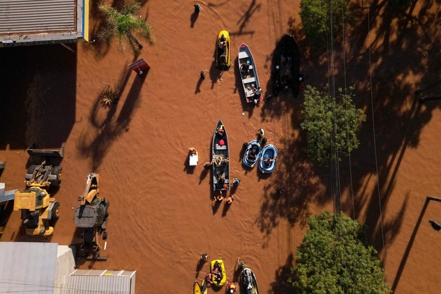 Visão aérea de ruas inundadas durante operações de resgate no bairro São João, em Porto Alegre