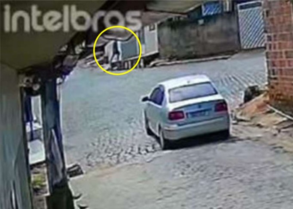 A imagem que mostraria Ana Sophia entrando na casa de Tiago — Foto: Reprodução