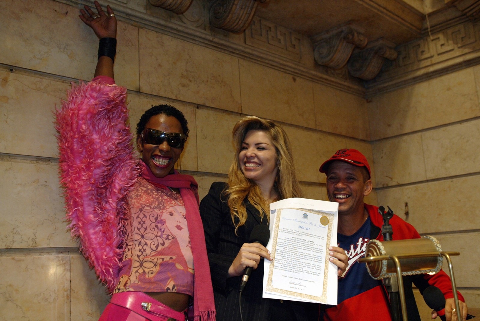 Funkeiros são homenageados por Verônica Costa na Alerj: MC Serginho e Lacraia (de rosa) — Foto: Fernando Quevedo