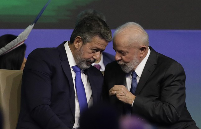 O presidente da Câmara, Arthur Lira, em conversa com Lula