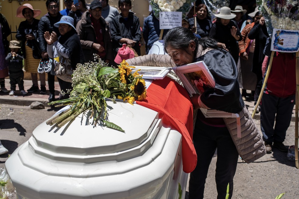 Asunta Jumpiri chora no caixão de seu filho, Brayan Apaza, 15, que foi baleado na cabeça durante os protestos  — Foto: Federico Ríos