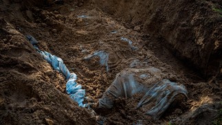 Soldado ucraniano não identificado é encontrado em cova casa no quintal de uma casa na vila de Oleksandrivka, região de Donetsk — Foto: DIMITAR DILKOFF / AFP