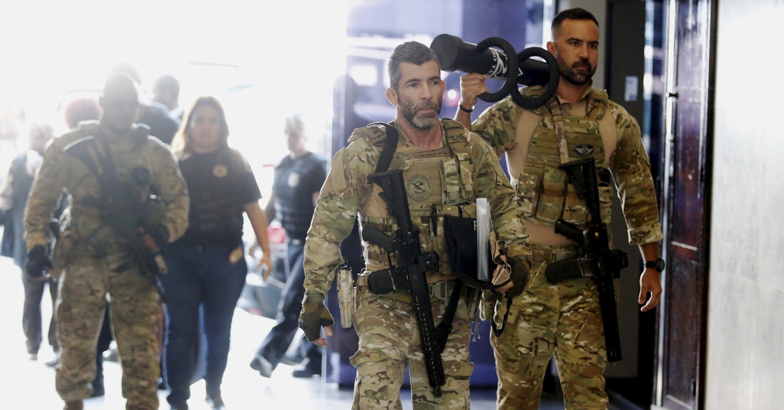 Policiais chegam à sede da PF com aríete tático, usado para arrombar portas em operações — Foto: Fabiano Rocha/Agência O Globo