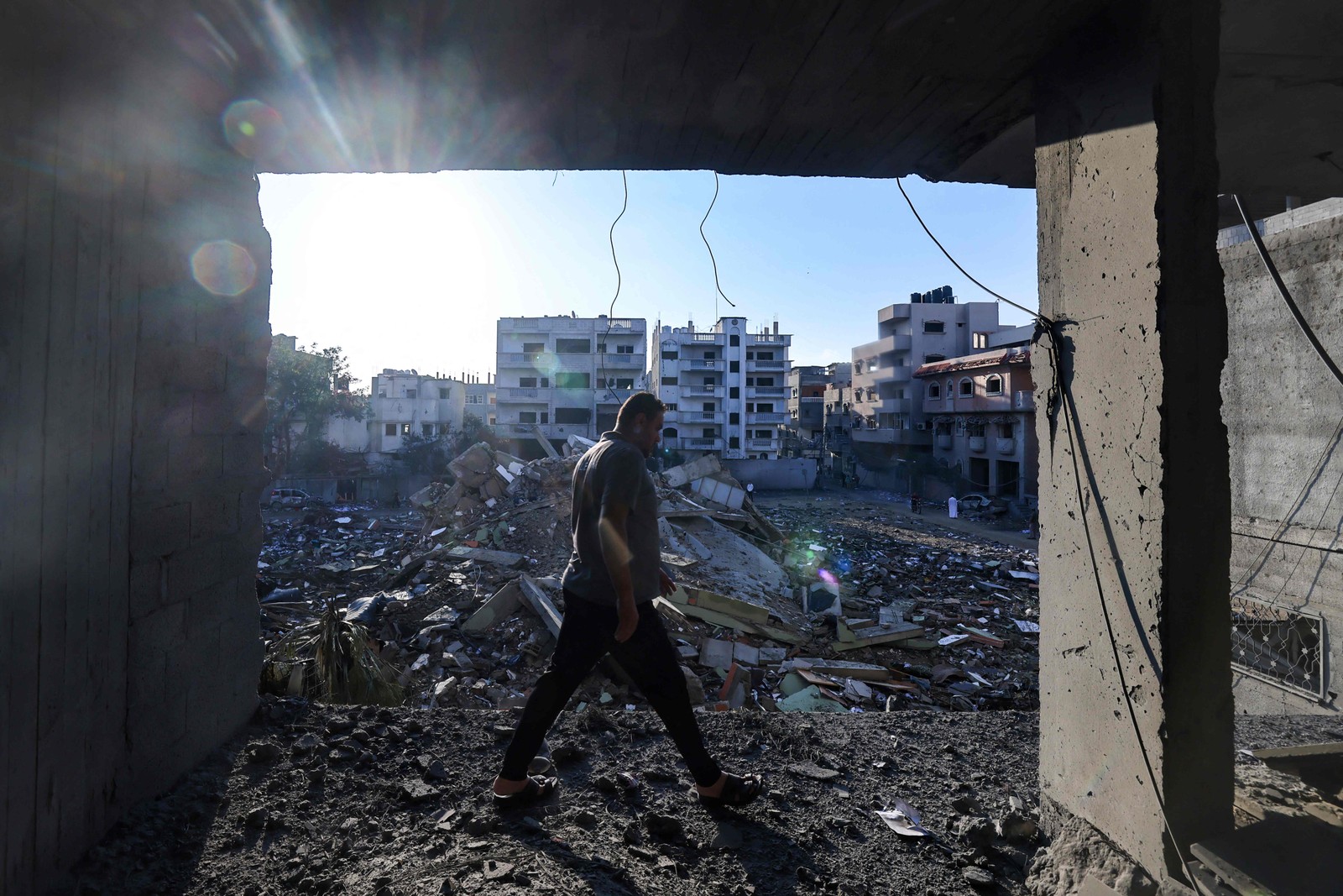 Homem anda pelos escombros de um prédio em Rafah, após ataques aéreos de Israel à Faixa de Gaza — Foto: Mohammed Abed/AFP