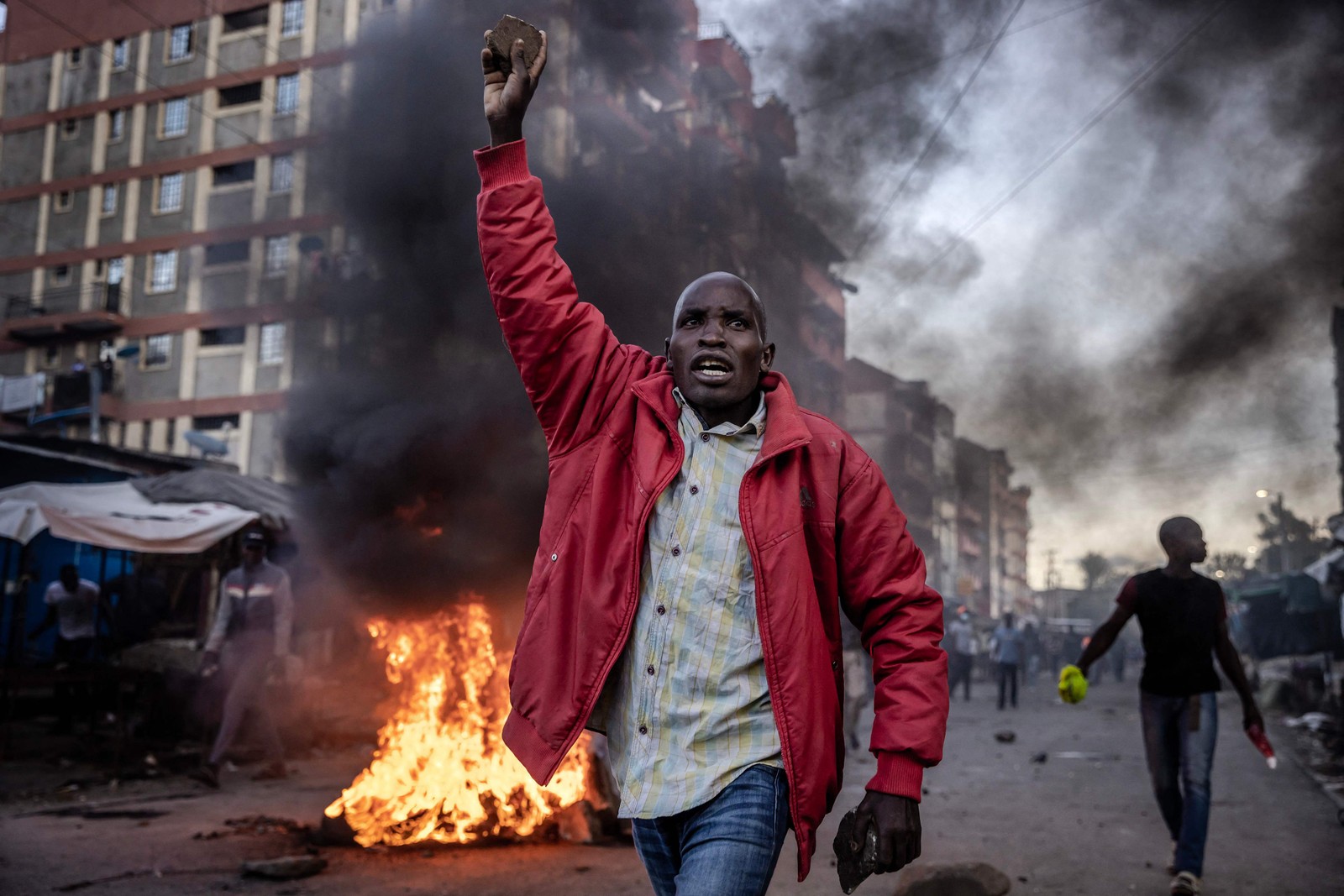 Apoiadores de líder da oposição preso e levado a julgamento no Quênia enfrentam polícia em protestos — Foto: Luis Tato/AFP