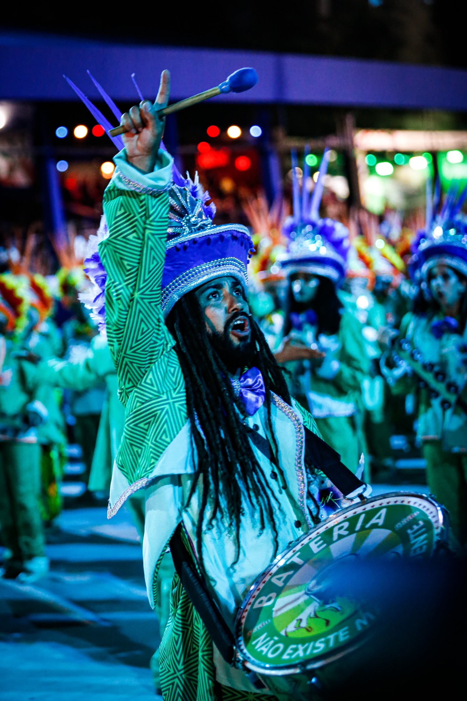 Ritmista da Mocidade durante desfile da agremiação — Foto: Guito Moreto