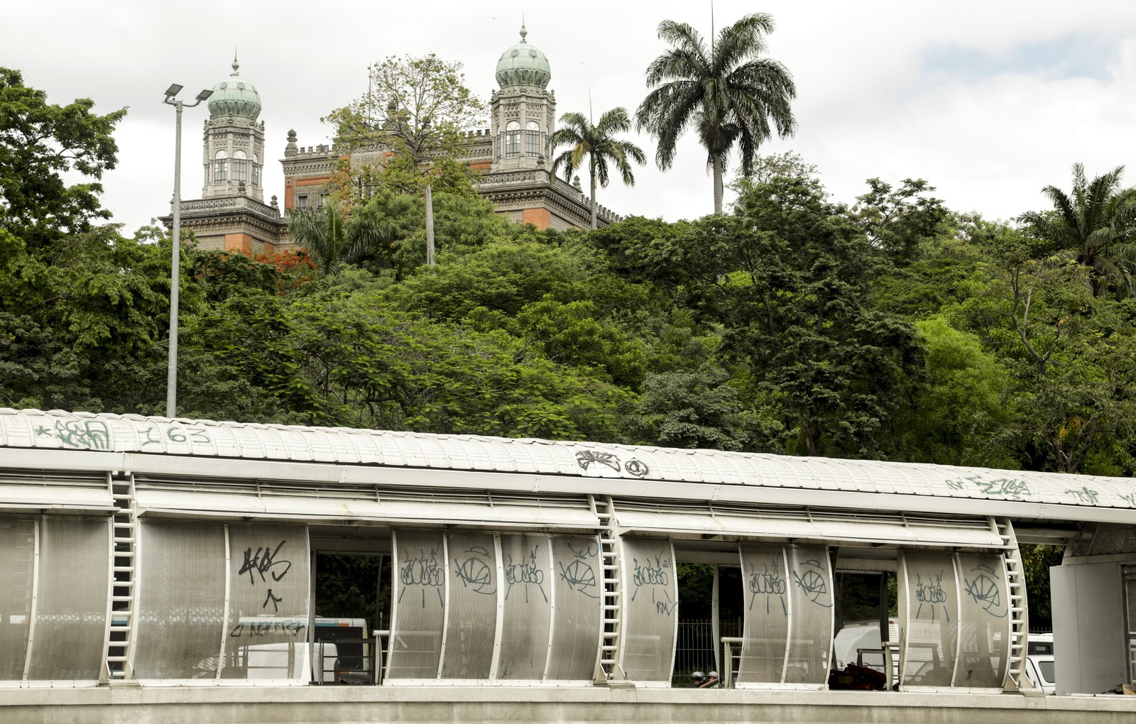 Estação do BRT Transbrasil em obras sofre furtos e depredação; ao fundo, a Fiocruz