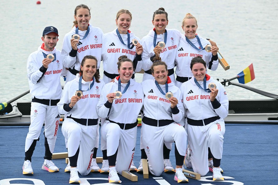 Equipe britânica comemora medalha de bronze em Paris no remo oito