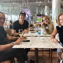 Kaká e Galvão Bueno ao lado das mulheres no aeroporto a caminho do casamento de Ronaldo — Foto: Divulgação