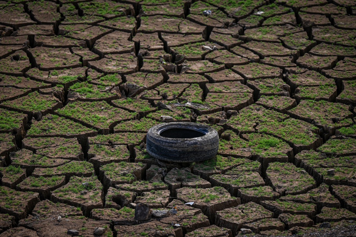 Uma visão geral mostra terra seca na área turística da Barragem de Pantabangan na província de Nueva Ecija, nas Filipinas — Foto: JAM STA ROSA / AFP