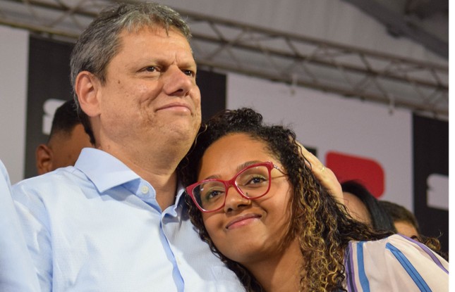 O governador Tarcísio de Freitas (Republicanos) e a secretária de Políticas para as Mulheres, Sonaira Fernandes (Republicanos), durante inauguração do Novo Hospital da Mulher em São Bernardo do Campo