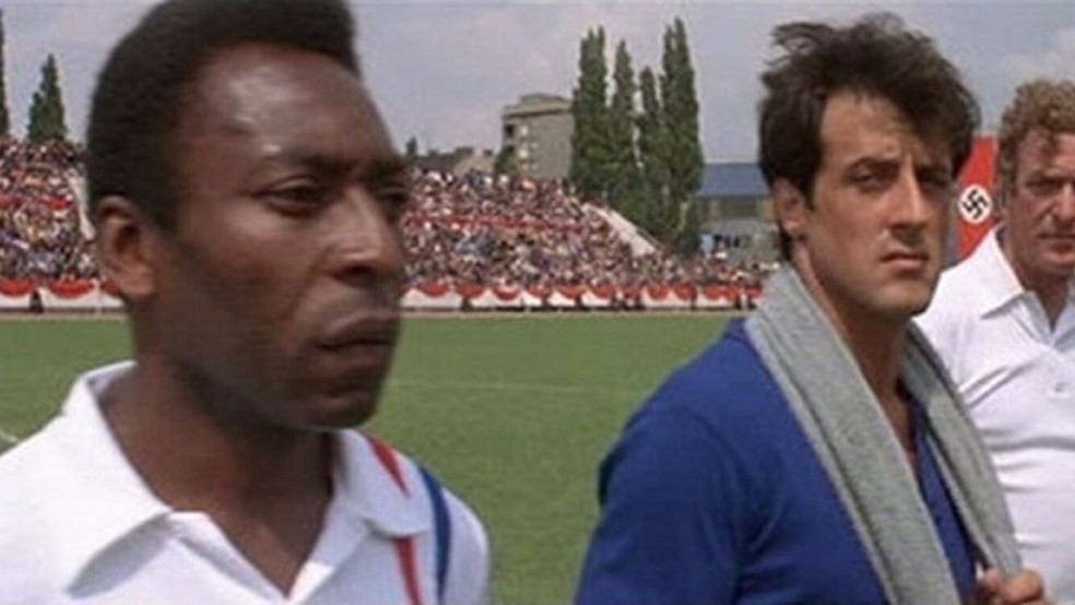 Pelé e Sylvester Stallone em 'Fuga para a vitória' — Foto: Reprodução